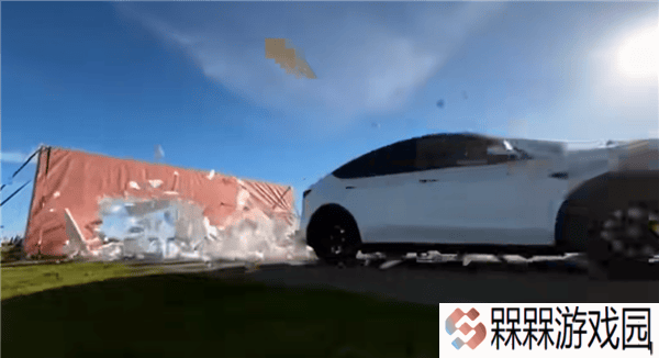 特斯拉Autopilot挑战泡沫墙，竟直接撞穿引争议！