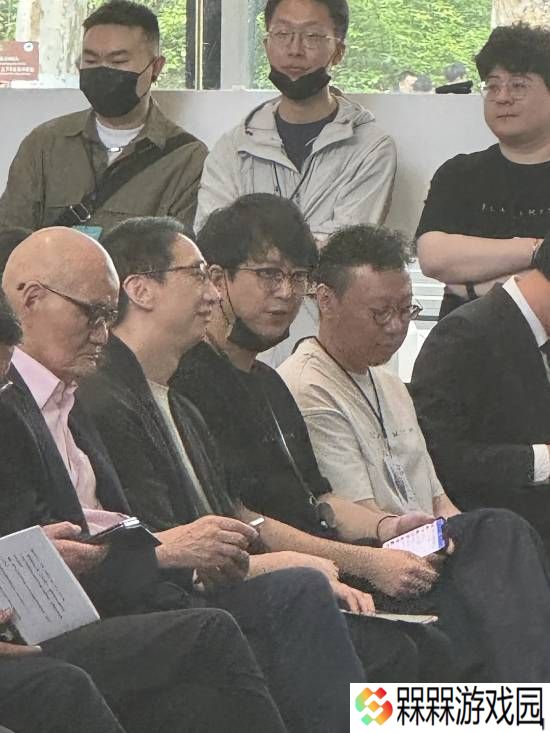 冯骥杨奇艺术展现场照曝光：口罩“焊死”在杨奇下巴上