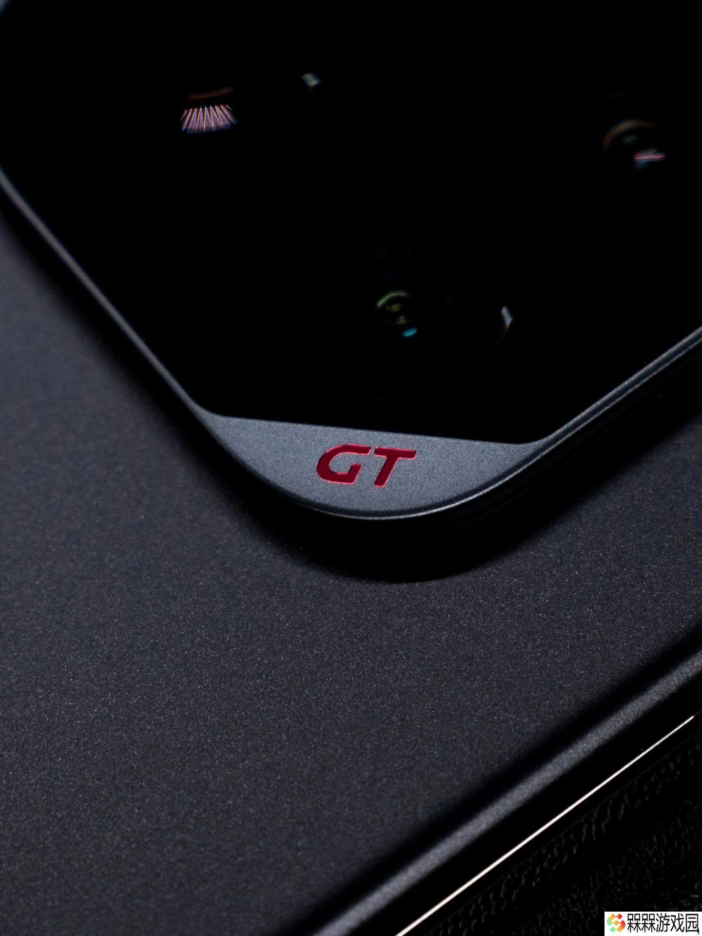 荣耀 GT Pro 手机以「打造最强性能旗舰」为目标，定位比标准版高两档