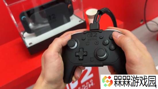 Switch2新款Pro手柄上手展示！新增背键和C键