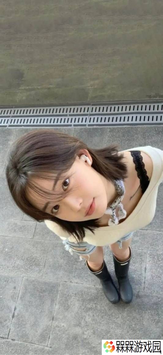 需要裸眼3D的美好身材 举杯邀明月明月穿黑丝的囧图
