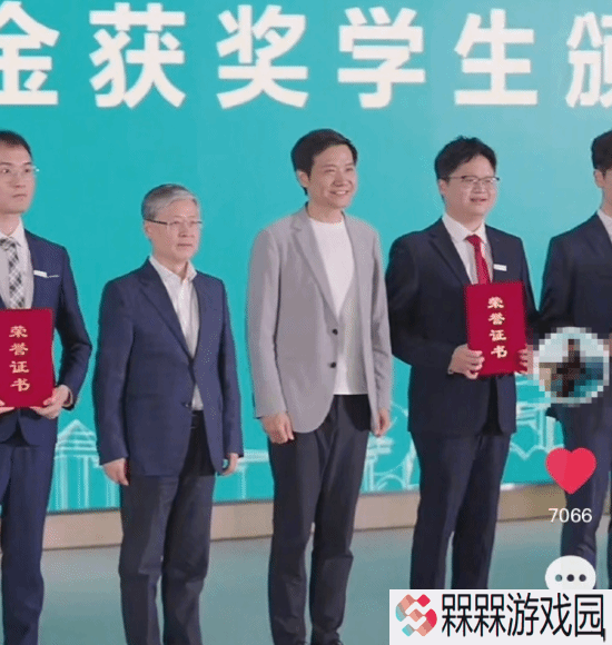 雷军晒照预热小米YU7：帅车与樱花的绝美搭配