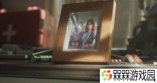 腾讯《三角洲》新美女干员：红色长发身材超棒！
