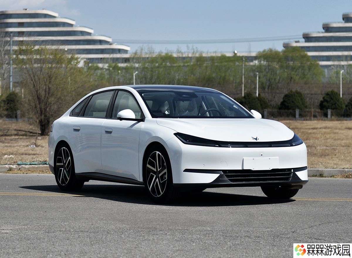 极狐 S3 纯电轿车申报图公布：贯通式大灯设计，150kW 单电机