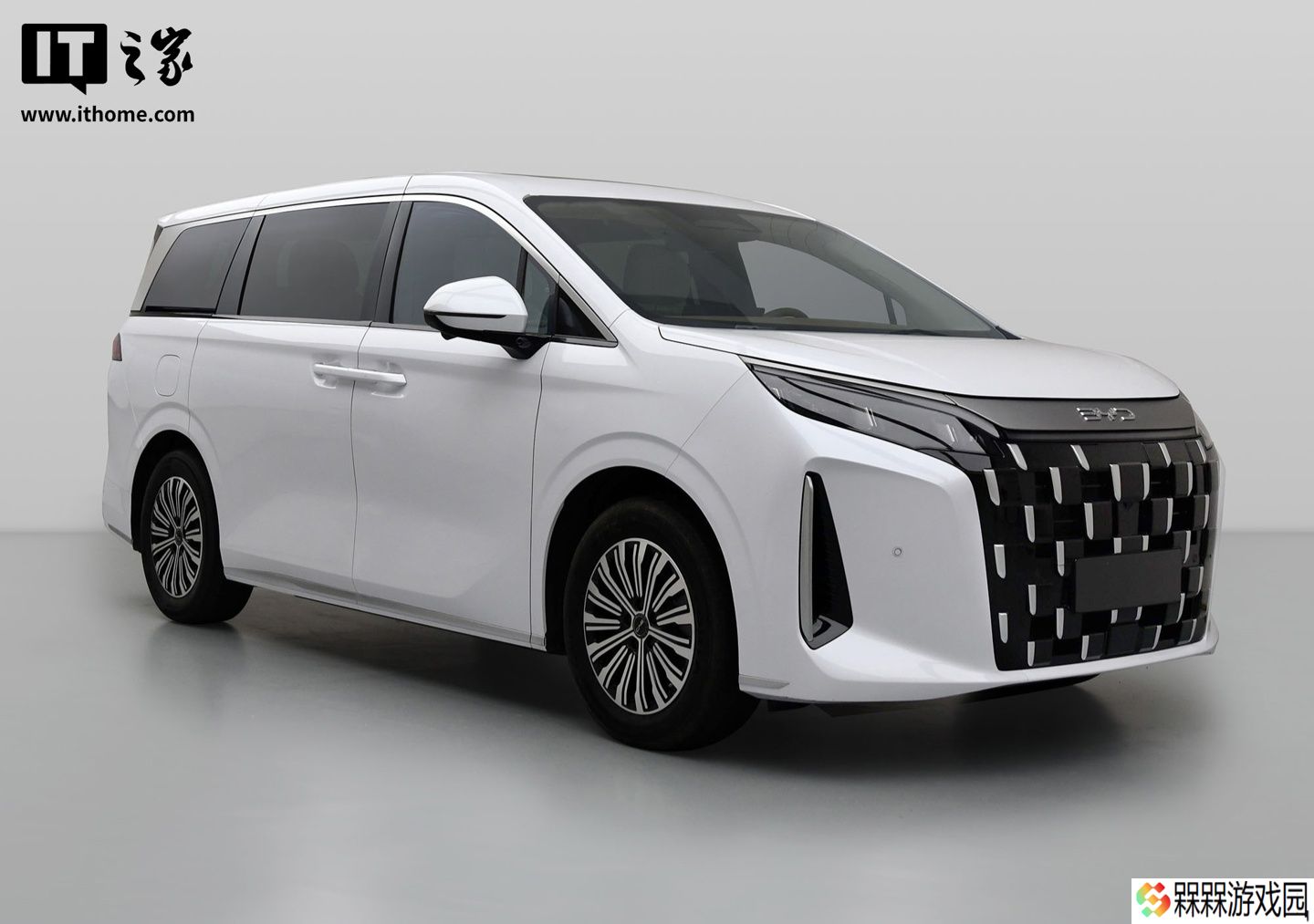 比亚迪 M9 亮相墨西哥，在当地引入首款混动 MPV