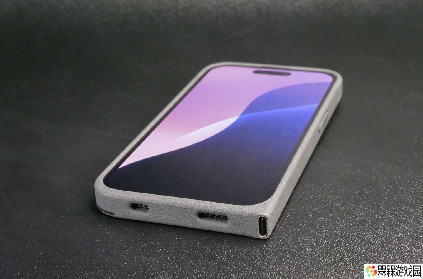 “首款 USB-C iPhone”之父新发明问世：适配旧款 Lightning 机型的自带 C 口保护壳