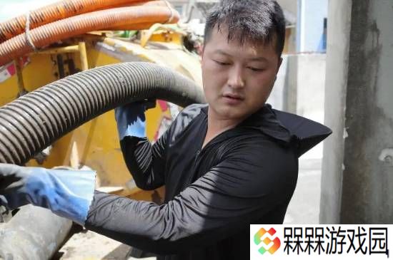 95后上班开粪车下班开奔驰走红 当事人：想拿粪车当婚车 但女友不同意