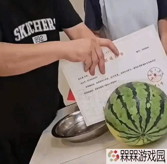 高校回应录取通知书切西瓜：本科生专属 明年起不再用