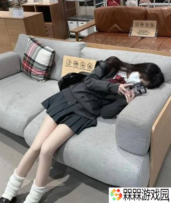 姐姐穿比基尼怎么上厕所？让梨型身材坐下的囧图