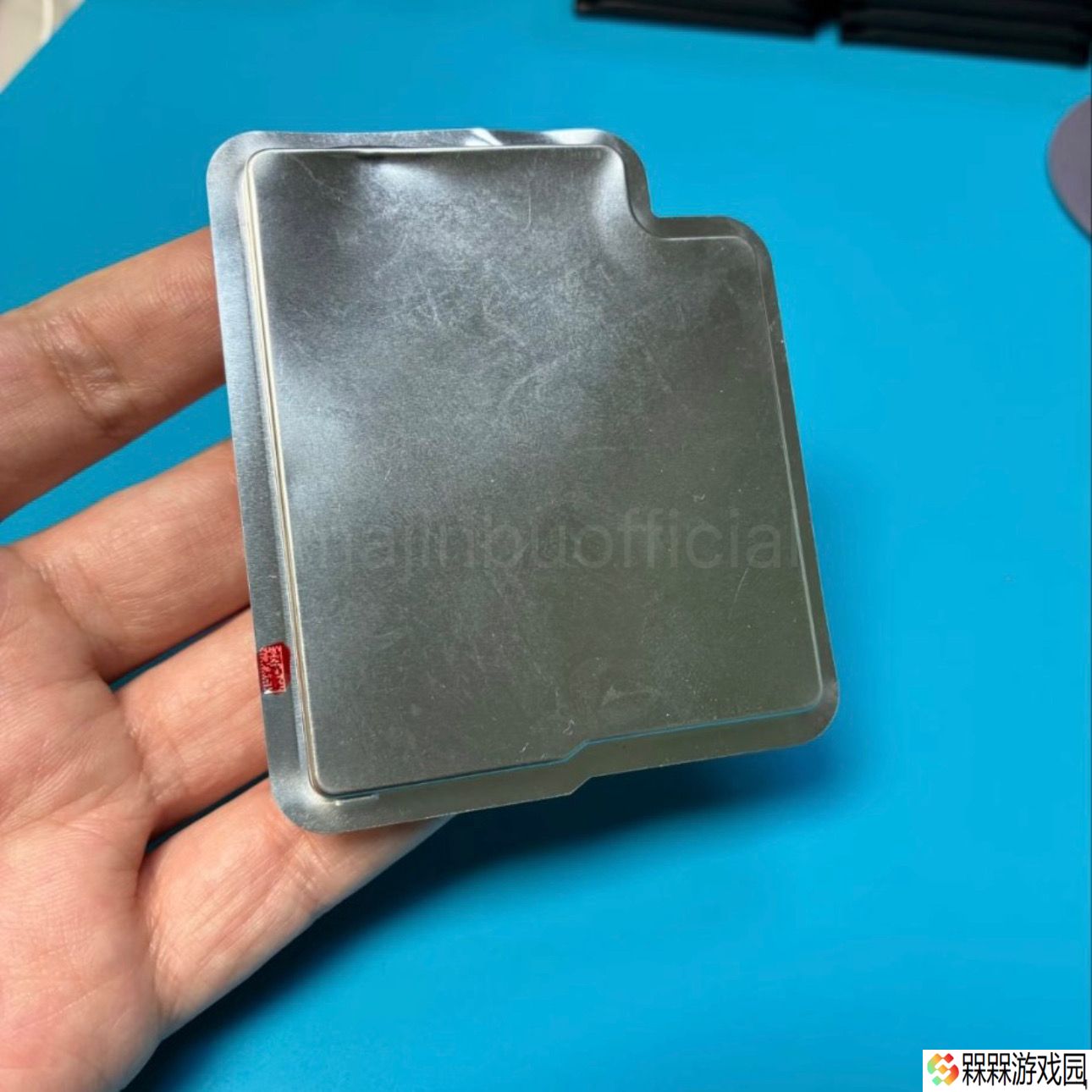 苹果“史上最薄”iPhone 17 Air 电池实物曝光：金属外壳，约 2900mAh