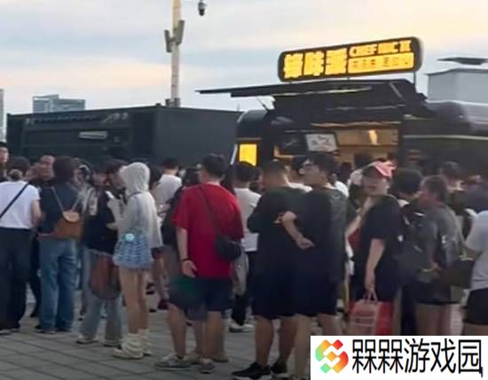 谢霆锋演唱会顶流竟是烤肠？粉丝百米冲刺只为抢它