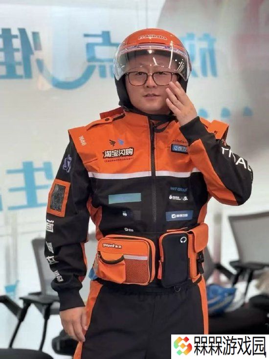 淘宝闪购骑手新工装曝光：印满阿里系品牌 logo，成“行走的广告牌”