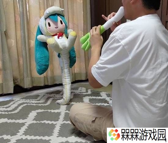 被学姐表白强吻一小时 哪有人穿泳衣洗澡的囧图