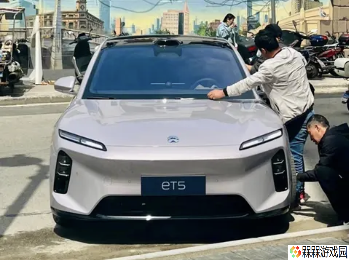 2025 款蔚来 ET5 实车曝光：前脸小改、引入蔚来自研辅助驾驶芯片，有望本月至下月上市