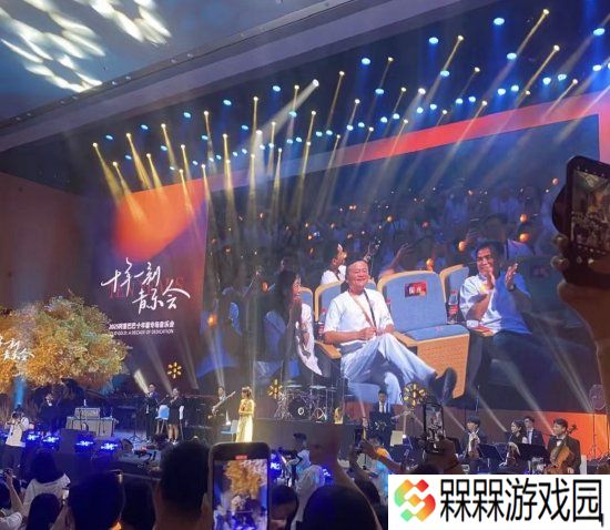 马云现身阿里音乐会，挥手致意引发全场热烈掌声
