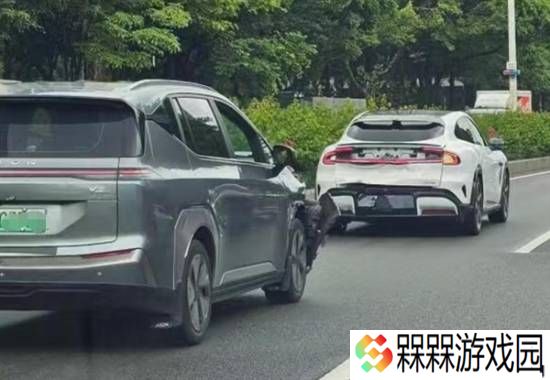 小米YU7上市后首撞：被后车追尾 后备箱尾门出现凹痕