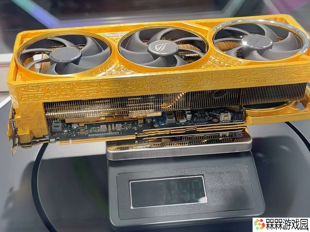 5kg 真金打造 500 万元“卡皇”，华硕展示 ROG 夜神 RTX 5090 D 黄金显卡